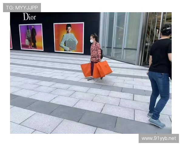 卢玉菲训练完顺手拎了三个爱马仕回家？