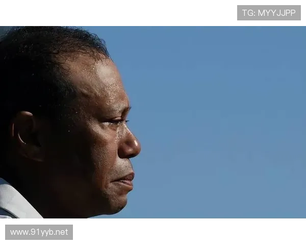 泰格·伍兹居然在豪宅里偷偷练杆？这生活节奏差太远了吧！